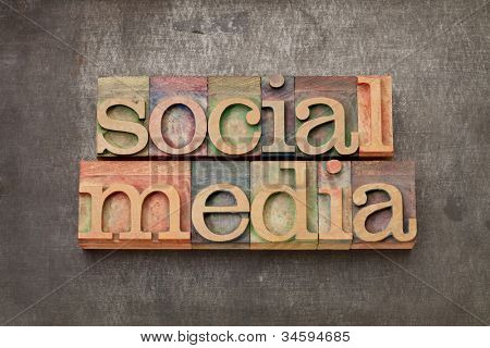 sociale medier - internet netværk koncept - tekst i vintage bogtryk træ type mod grunge mig