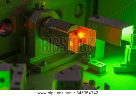 Wavelength Separation Mechanism Of Scientific Laser System, Bright Spots Have Typical Speckle Struct