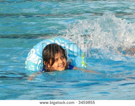 Bambina con un tubo di nuoto In piscina