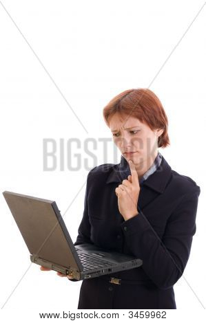 L'imprenditrice con un computer portatile.