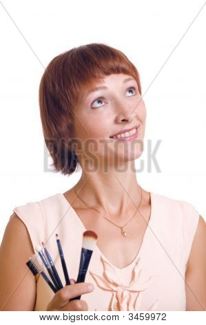 La giovane donna con un pennelli make-up.