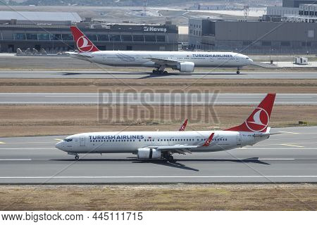 Istanbul, Turkey - August 14, 2021: Turkish Airlines Boeing 737-9f2er (cn 40973) Landing To Istanbul