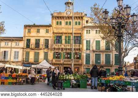 Llucmajor, Spain; January 07 2022: Weekly Street Market In The Majorcan Town Of Llucmajor. Vendors A