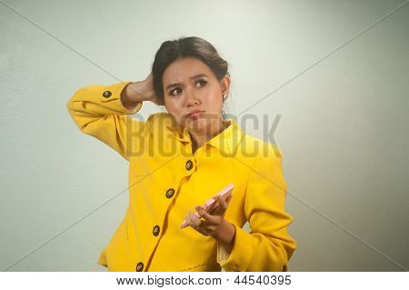 Muito jovem mulher asiática na calculadora de uso de terno amarelo.