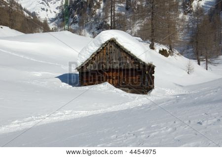 Alpejskie dom drewniany w śniegu