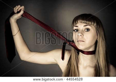 bela mulher tenta se enforcar
