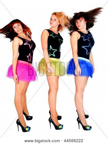 Tre belle ragazze danzanti