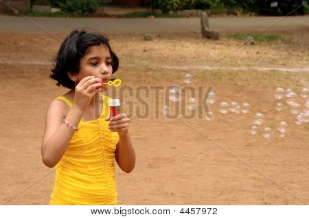 Pige frigive sæbebobler