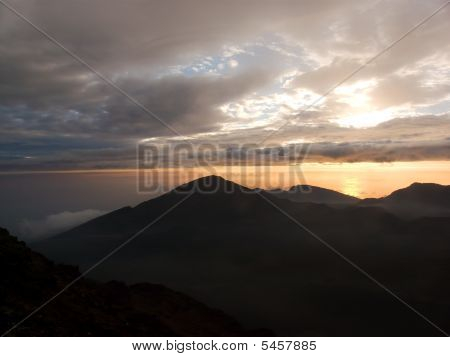 Východ slunce nad kráterem Haleakala, Maui.