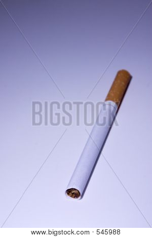 Isolerade cigarett Under blått ljus
