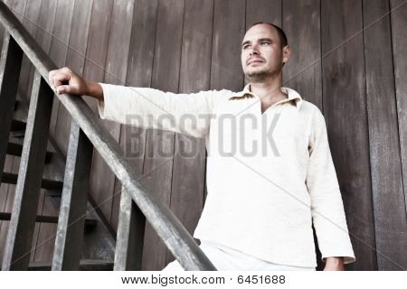 Hommes à la maison en bois