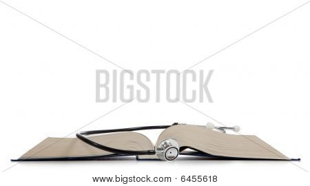 Ouvrage de référence médicale avec un stéthoscope sur blanc
