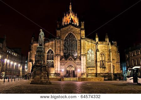 Edinburgh cathedral night view