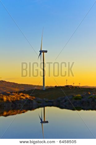 Windmills พระอาทิตย์ตกดินด้านบนของ Montain, Reflexes Whith ใน Whater