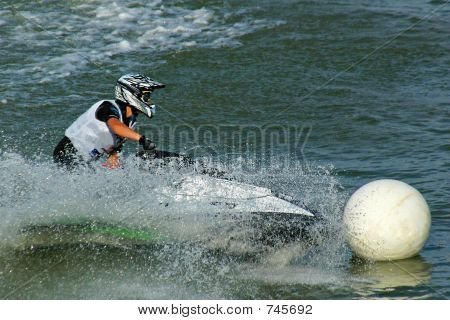 quelqu'un un jetski d'équitation