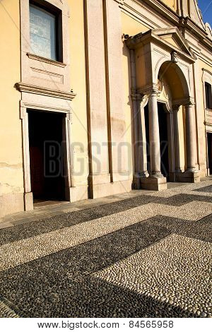 Lombardy    In  The Castano Primo    Old   Church  Closed Brick  Italy
