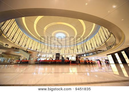 Shoppere i Dubai Mall April 14, 2010 i Dubai, Forenede Arabiske Emirater