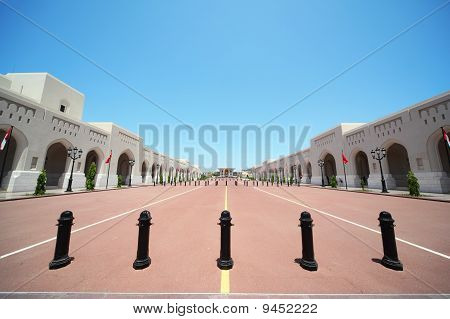 Turks en Oman vlaggen op de belangrijkste straat van Sultan's Palace