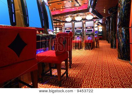 Moderno vuoto Casino Hall con macchine da gioco, vista laterale