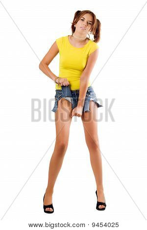Schöne Frau zerreißen ihre Shorts