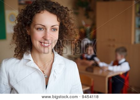 在白色的上衣在学校老师的画像。