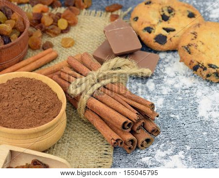 Sticks of fragrant cinnamon raisins Kako chocolate flour. Holiday chores. Homemade baking. Christmas. Aromas holiday. Home comfort. Traditions. Close-up. Natural products. Rural atmosphere.