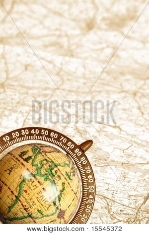 Old globe na pozadí mapy