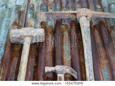 Hammer sequipment, fix, fixing, on zinc background