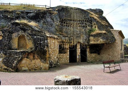 Casa vieja de cueva en el pueblo