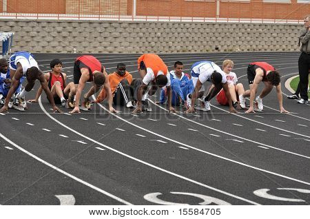Teen drenge i udgangspunktet blokke på en High School Sprint Race