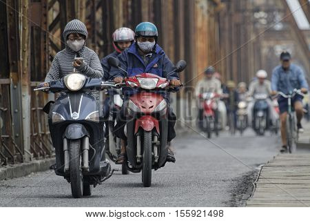 Hanoi, Vietnam, Octobre 31, 2016 : Long Bien Bridge Is A Historic Cantilever Bridge Across The Red R