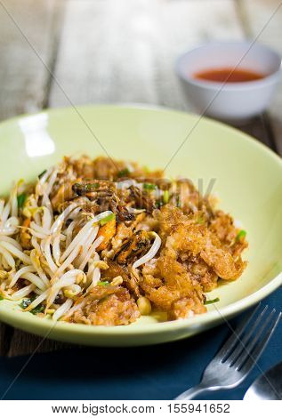Fried mussels with egg and vegetable and chilli saucethais cuisine