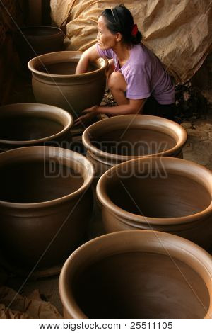 donna anziana fare ceramica