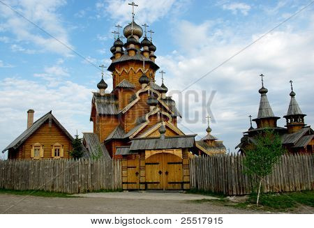 Dřevěný kostel pod zamračená obloha