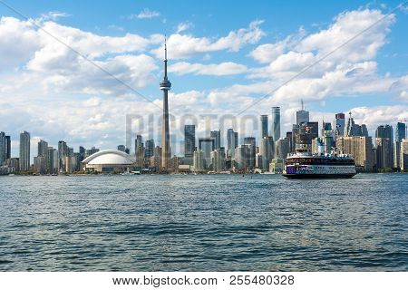 Toronto,canada-august 3,2015:ferry Sails In Front Of The Famous Toronto Skyline View From The Toront