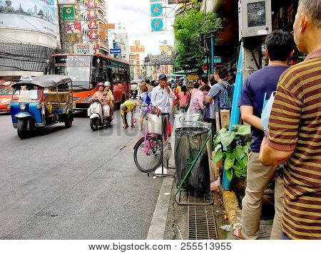 The Photo Of Yaowarach Street In Bangkok China Town And Its Building Next To  The Road. Bangkok, Tha
