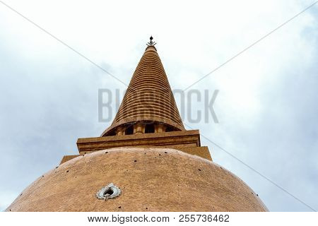 Phra Pathom Chedi (big Pagoda), Nakhon Pathom Province, Thailand. It Is Very Beautiful