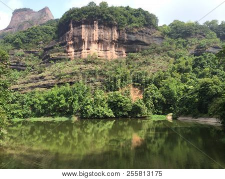The Picture Was Taken In Danxia Mountain, Shaoguan, China, In Sunny Weather, Like A Mirror-like Lake