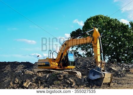 Excavator With Crusher Bucket For Crushing Concrete. Construction Waste Recycling For Construction M