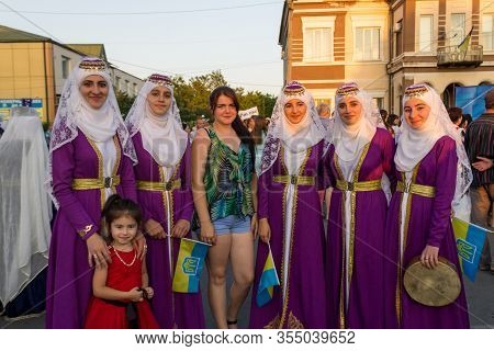Genichesk, Ukraine - August 26, 2017: Girls In A Traditional Turkish Clothing And Young Ukrainian Gi