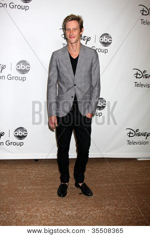 LOS ANGELES - 27. července: Gabriel Mann dorazí na ABC TCA strana léto 2012 v Beverly Hilton Hotel