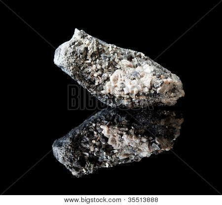 Rough esemplare di cristalli di pirite e arsenopirite un minerale contenente arsenico e ferro