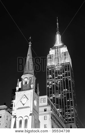 New York City, ny Dez 30: Empire State Building und die Kirche am 30. Dezember 2011 in New York City. 