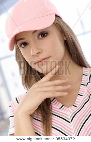 Closeup portret van aantrekkelijke toevallige meisje in roze baseballcap.