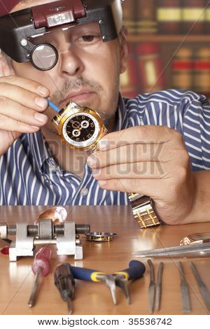 Uhren Reparatur Handwerker Reparatur beobachten. Uhr im Fokus