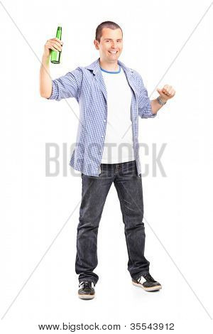 in voller Länge Portrait von einem Mann mit eine Bierflasche isoliert auf weißem Hintergrund