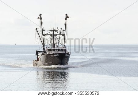 Fairhaven, Massachusetts, Usa - March 12, 2020: Scalloper Amelia Joyce Homebound On Hazy Morning