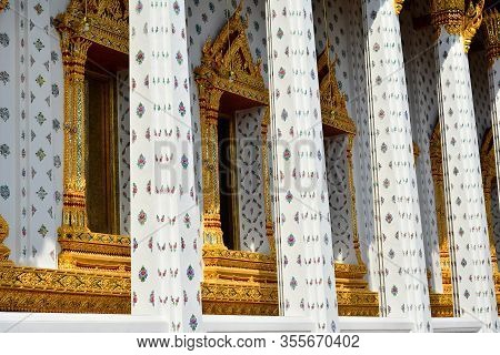 Bangkok, Th - Dec. 12: Wat Arun Temple Facade On December 12, 2016 In Bangkok, Thailand. Wat Arun Or