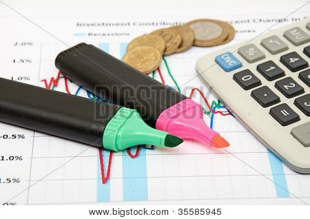계산기, 동전과 펜 차트에 누워
