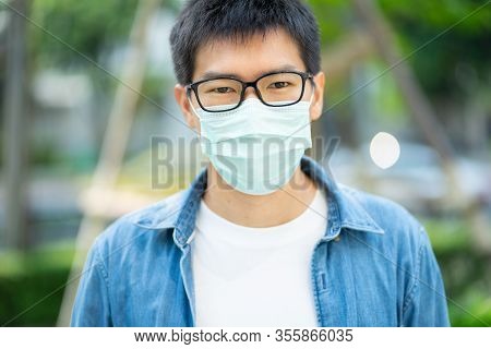Handsomeman Wearing Face Mask Protect Filter Against Air Pollution (pm2.5) Or Wear N95 Mask. Protect